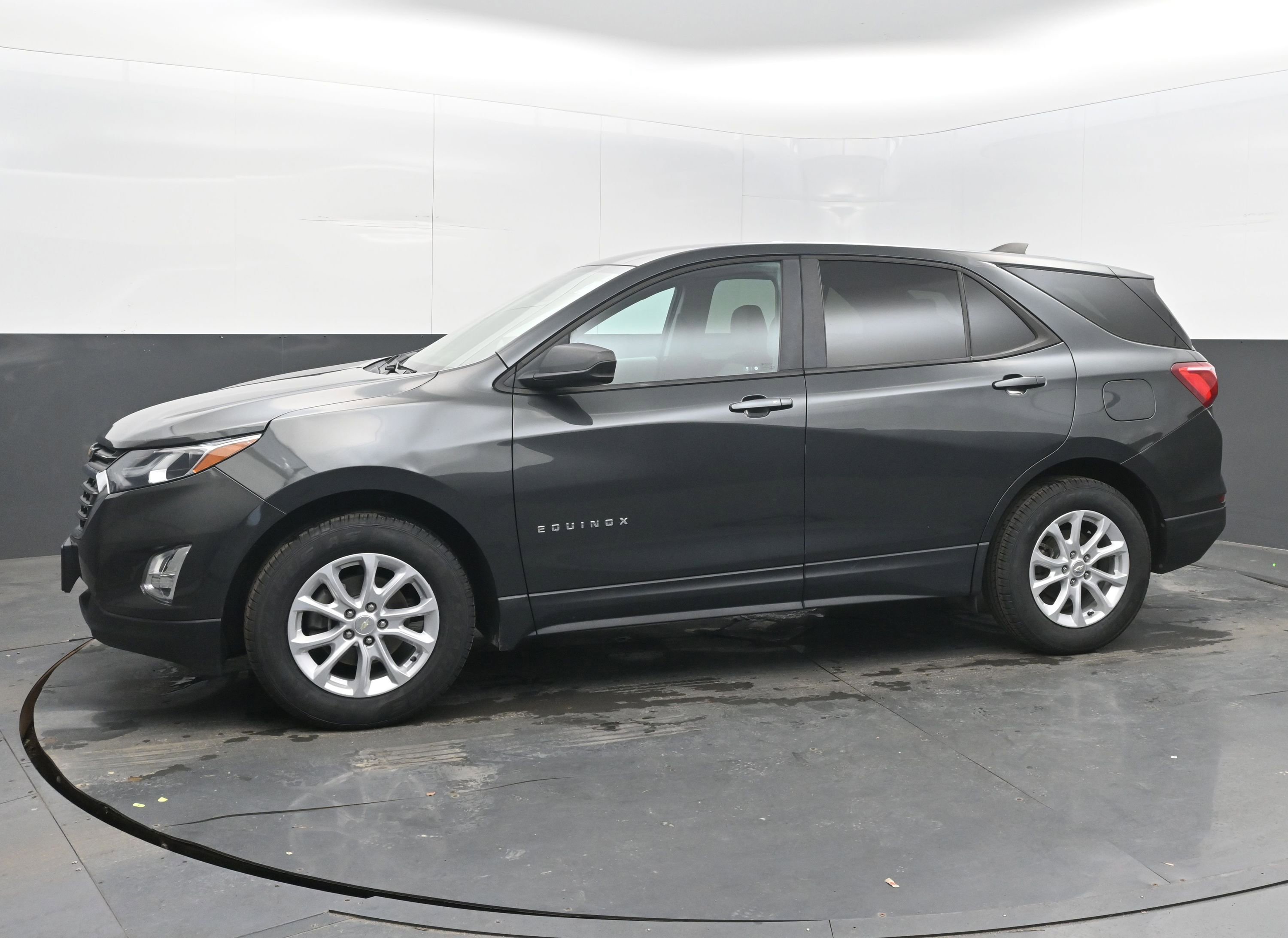 Used 2020 Chevrolet Equinox LS w/ LS Convenience Package image 4