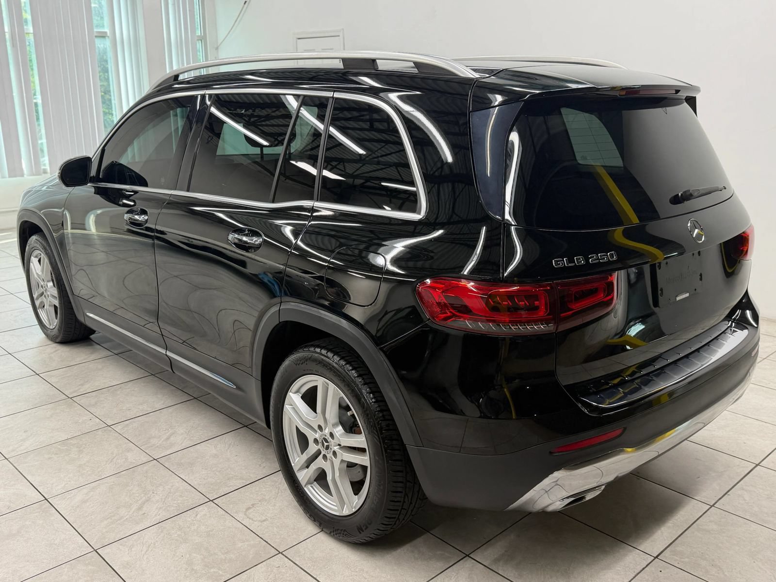 Used 2020 Mercedes-Benz GLB 250 w/ Premium Package image 7