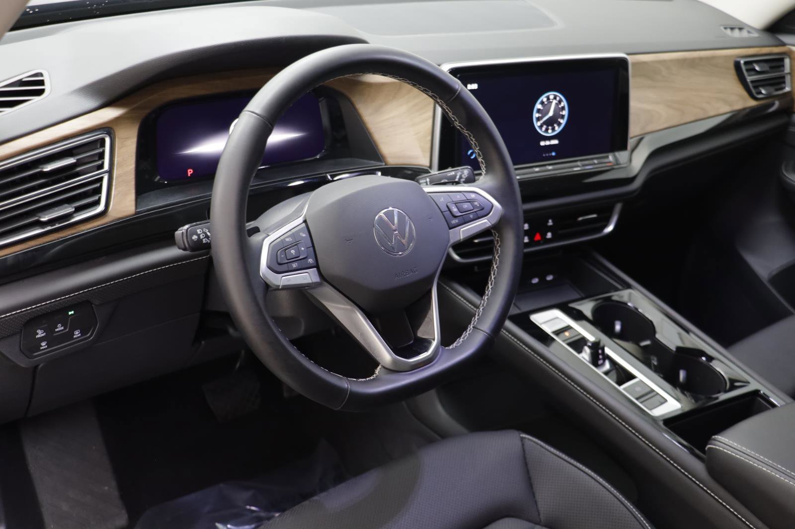 Used 2025 Volkswagen Atlas SE w/ Black Wheel Package image 6