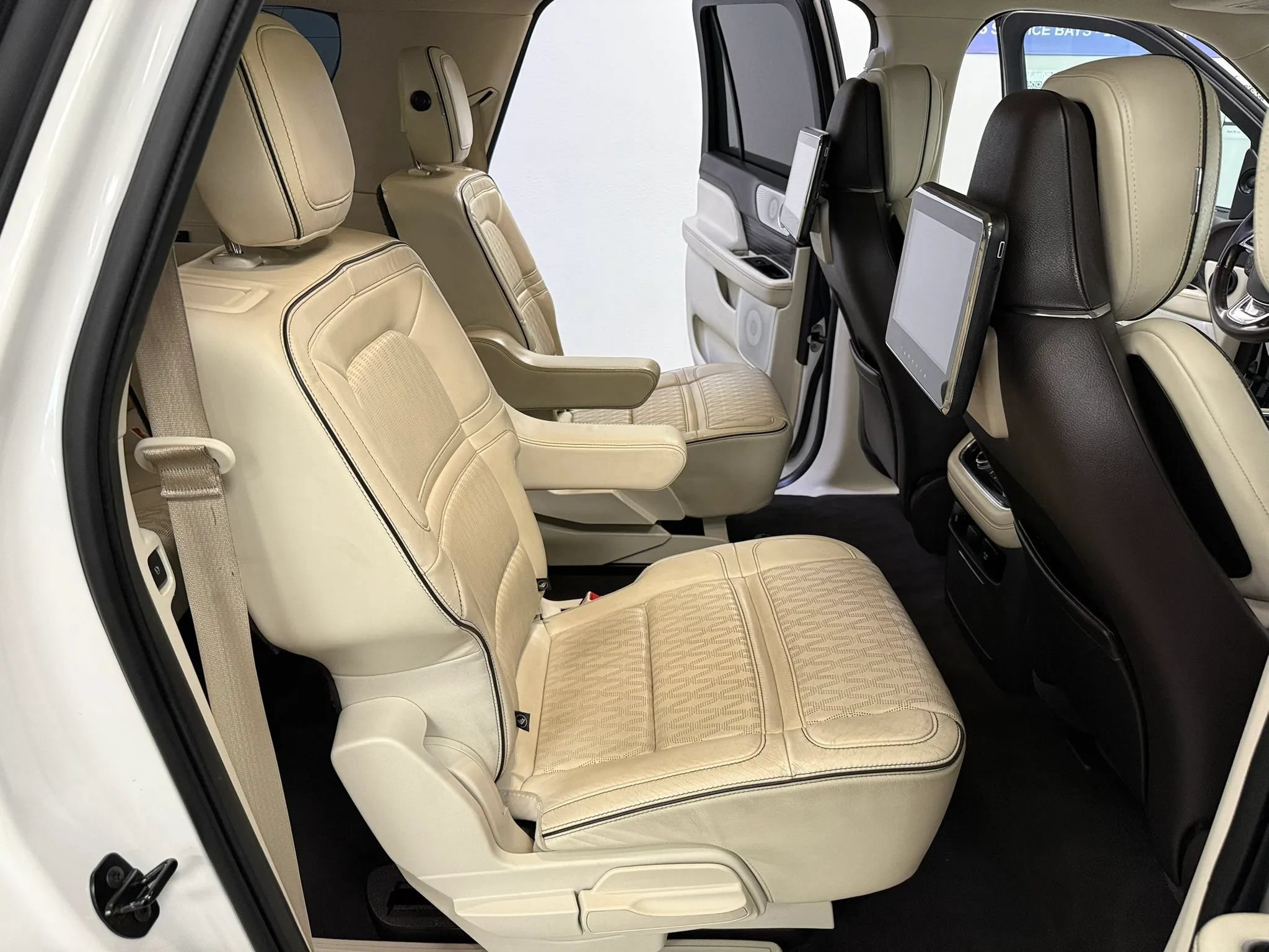 Used 2020 Lincoln Navigator L Black Label w/ Cargo Convenience Package AWD/4WD image 23
