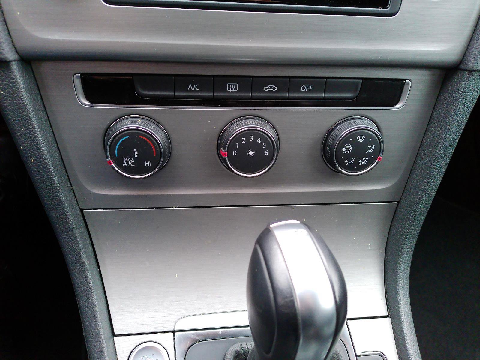 Used 2015 Volkswagen Golf TDI S image 12