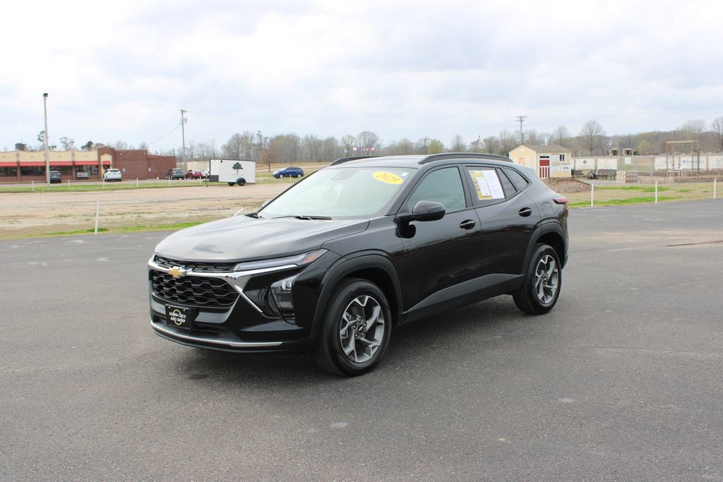 Used 2025 Chevrolet Trax LT w/ LT Convenience Package image 4