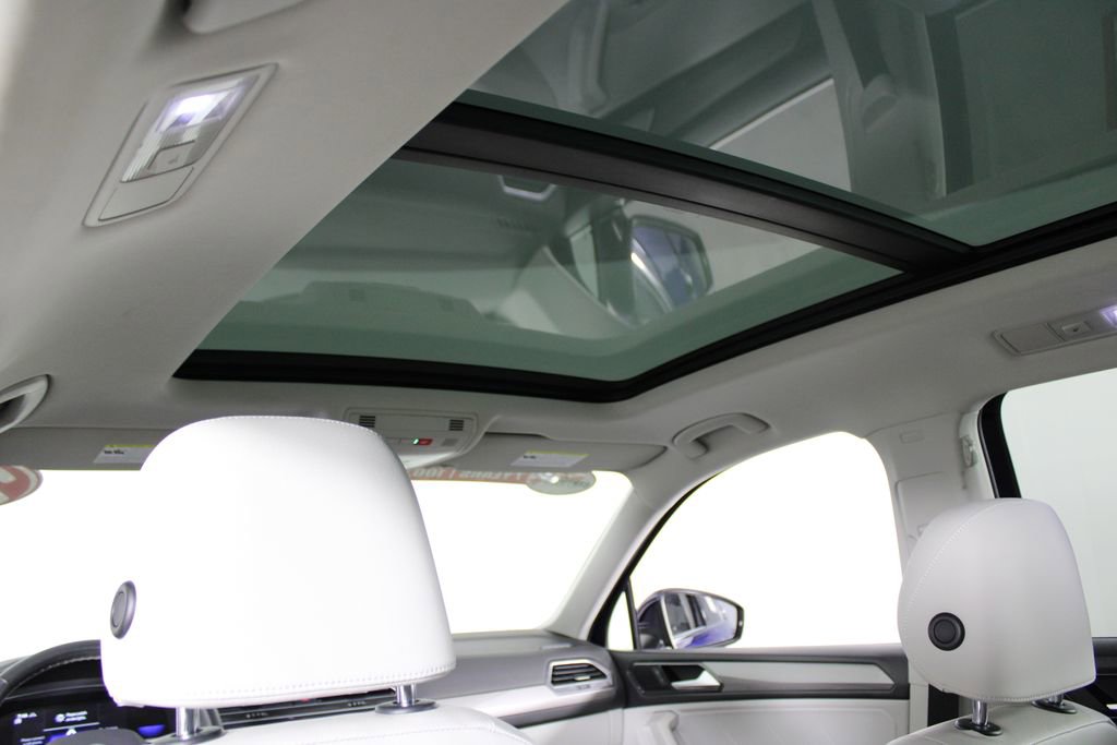 Used 2022 Volkswagen Tiguan SE w/ Panoramic Sunroof Package image 24