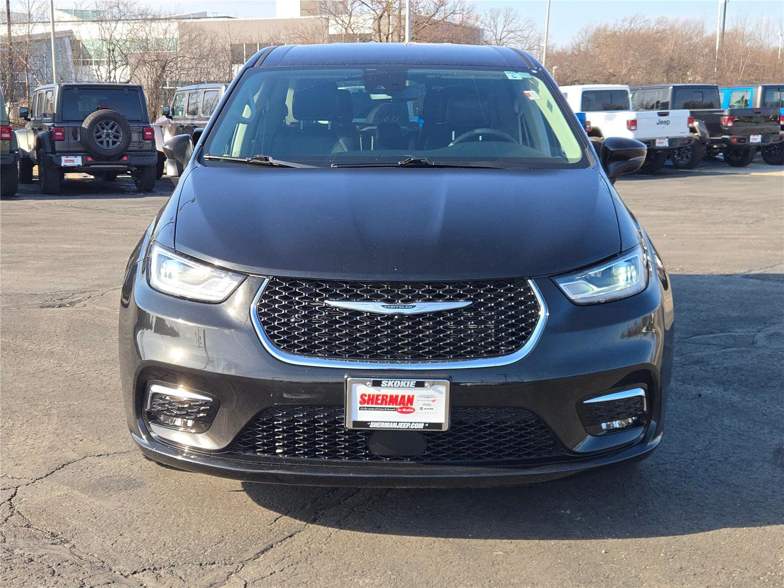 Used 2023 Chrysler Pacifica Touring-L image 4