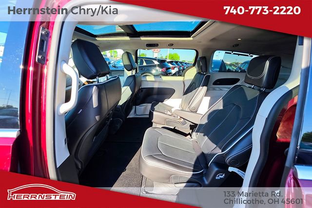 Used 2023 Chrysler Pacifica Limited FWD image 24
