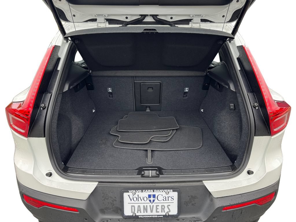 Used 2025 Volvo XC40 B5 Plus AWD/4WD image 6