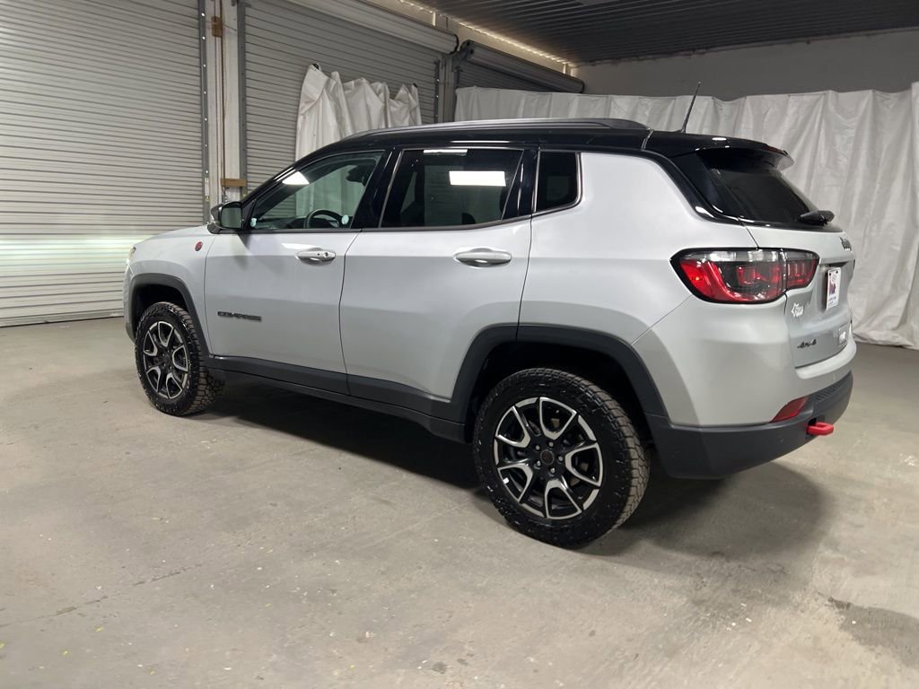 Used 2025 Jeep Compass Trailhawk image 5