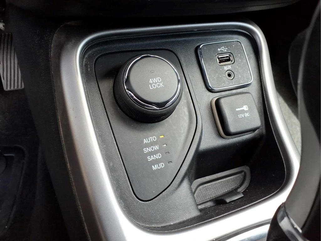 Used 2018 Jeep Compass Latitude w/ Popular Equipment Group AWD/4WD image 12