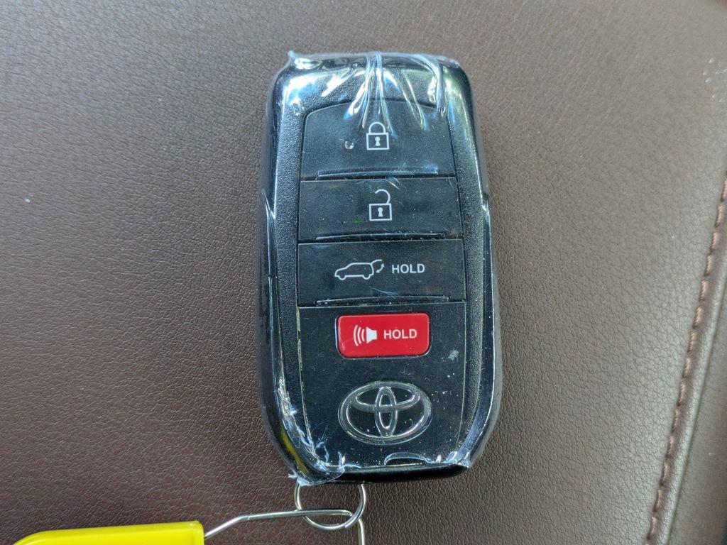 Used 2024 Toyota Venza XLE AWD/4WD image 28