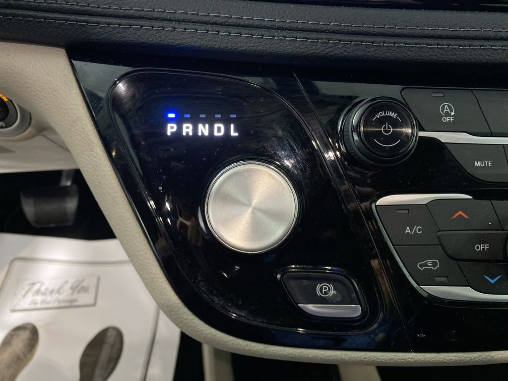 Used 2019 Chrysler Pacifica Limited image 19