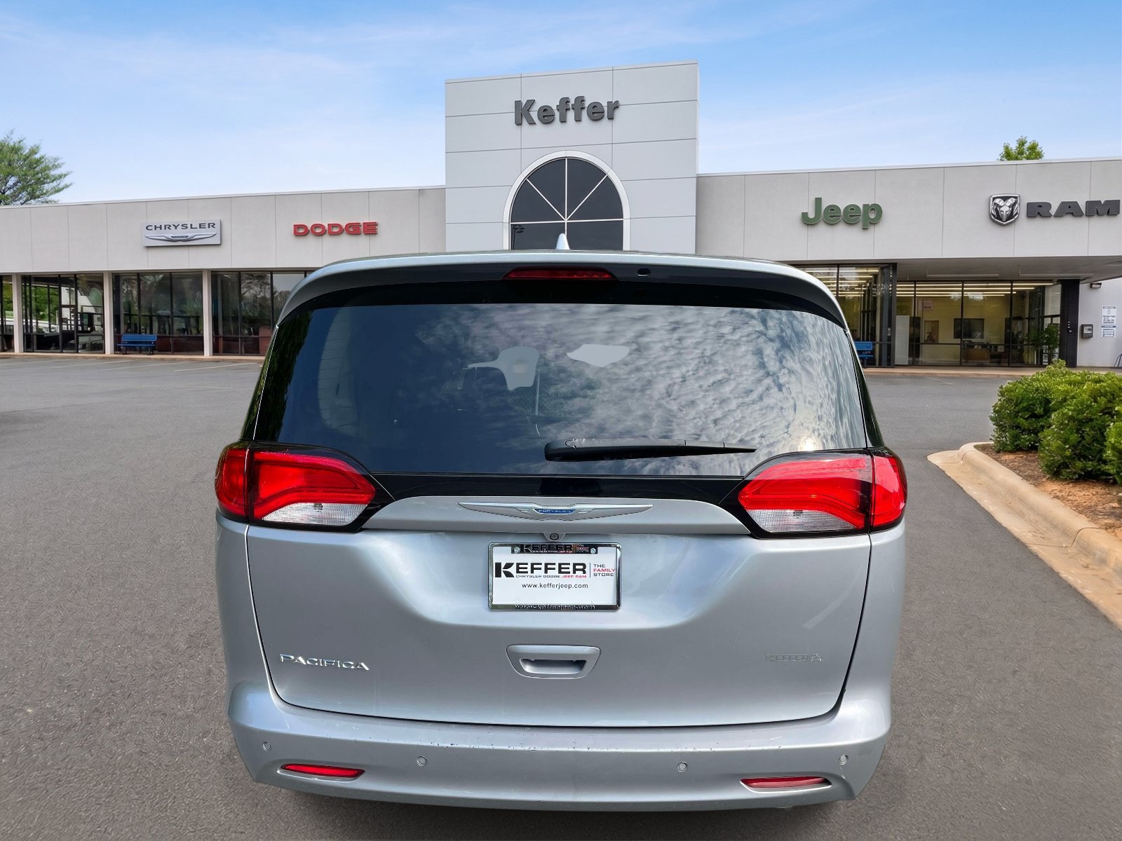 Used 2018 Chrysler Pacifica Touring FWD image 5