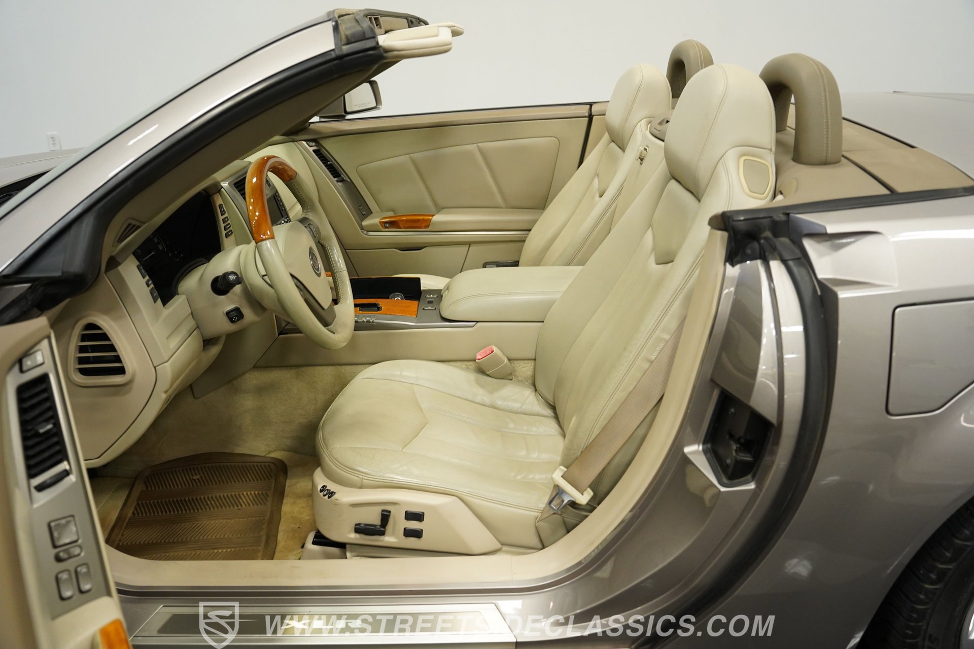 Used 2004 Cadillac XLR image 37