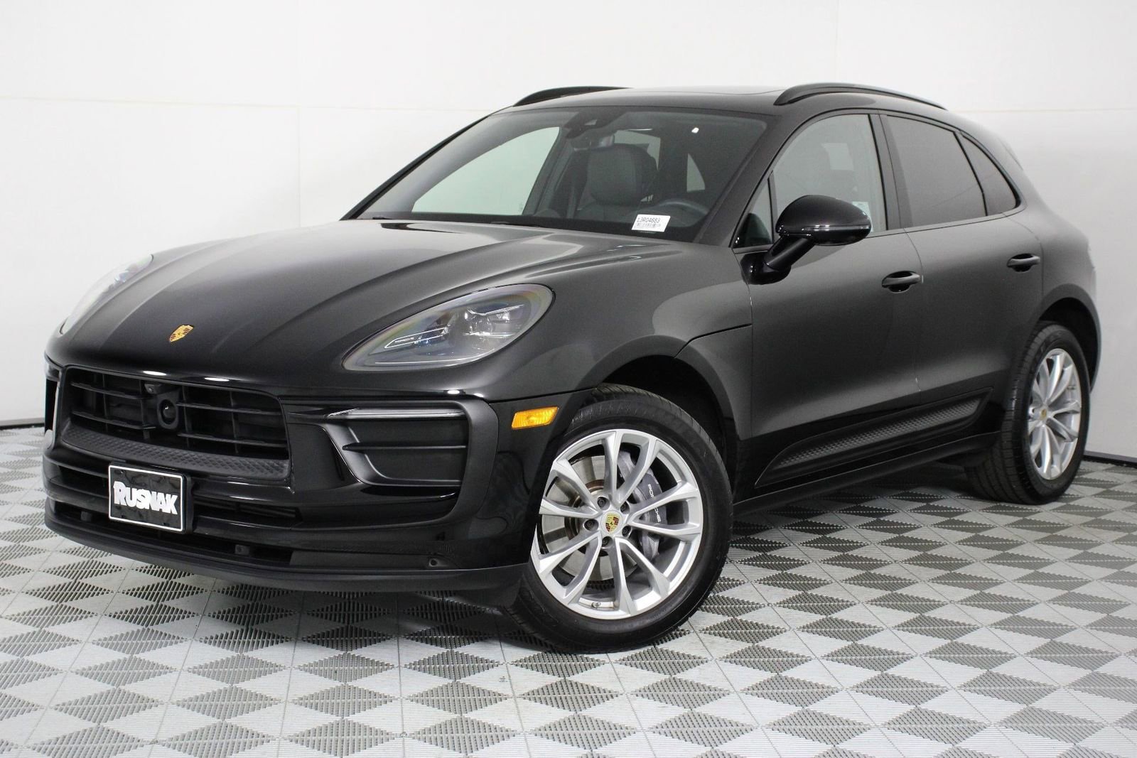 Certified 2025 Porsche Macan image 1