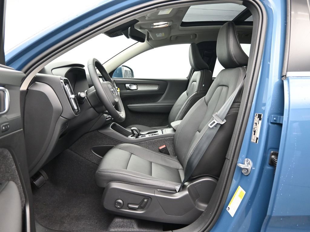 New 2025 Volvo XC40 B5 Core w/ Climate Package image 21