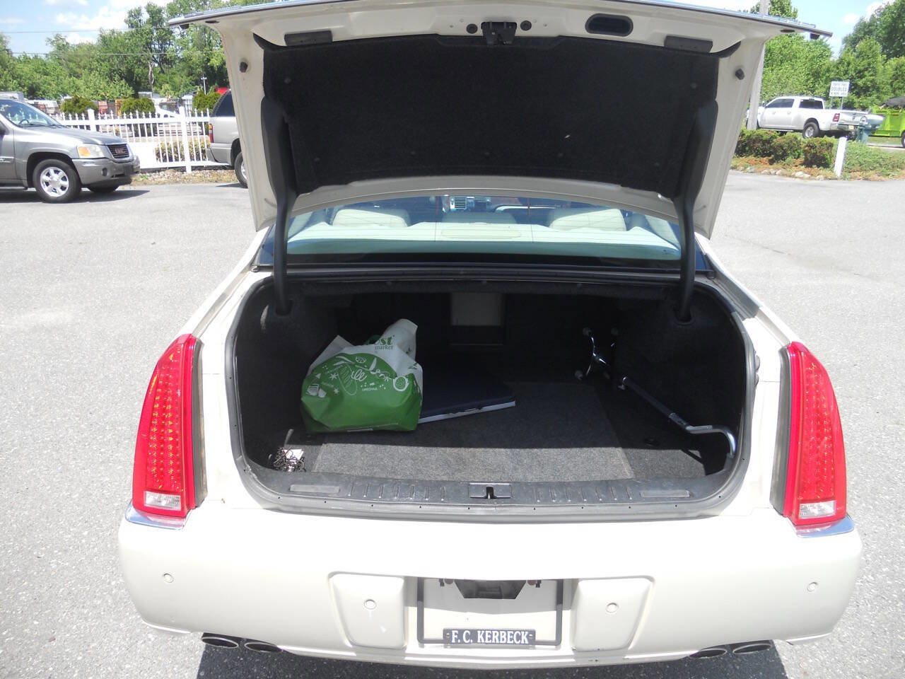 Used 2010 Cadillac DTS Premium FWD image 19