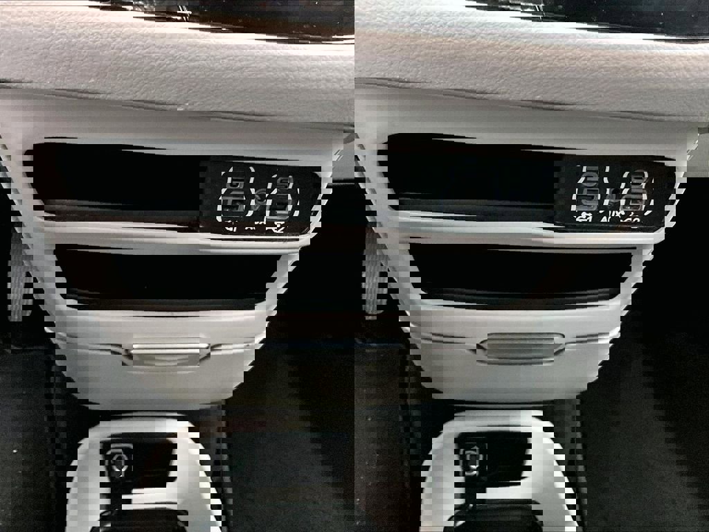 Used 2023 Chrysler Pacifica Touring-L FWD image 27