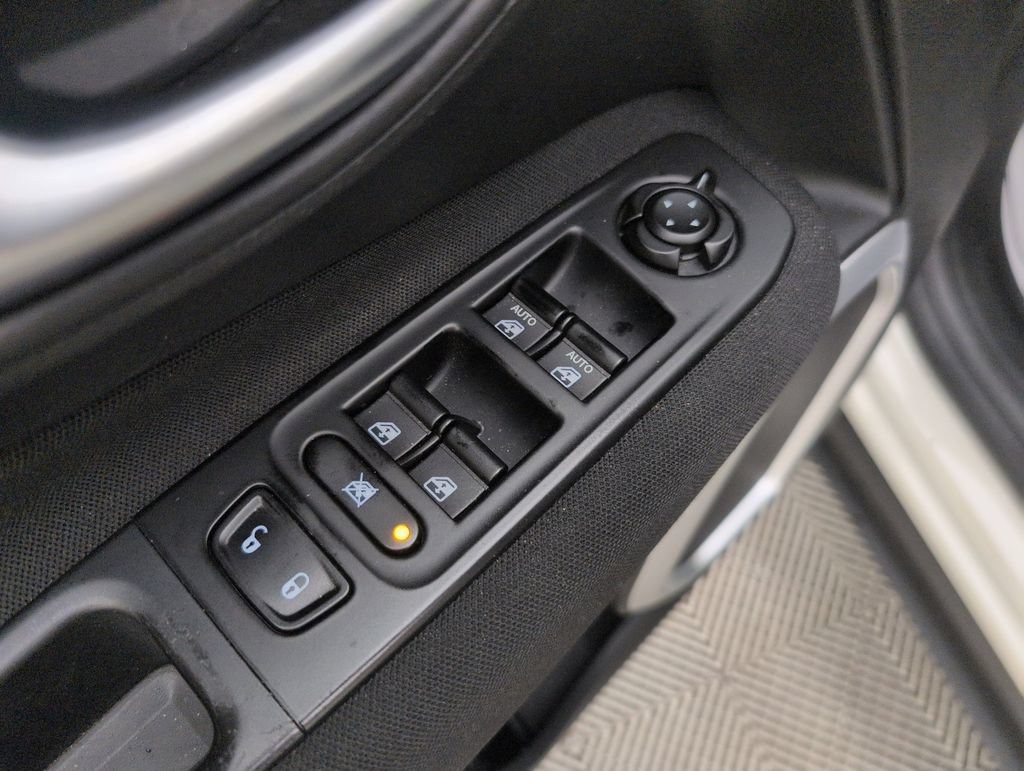 Used 2021 Jeep Renegade Latitude FWD image 32