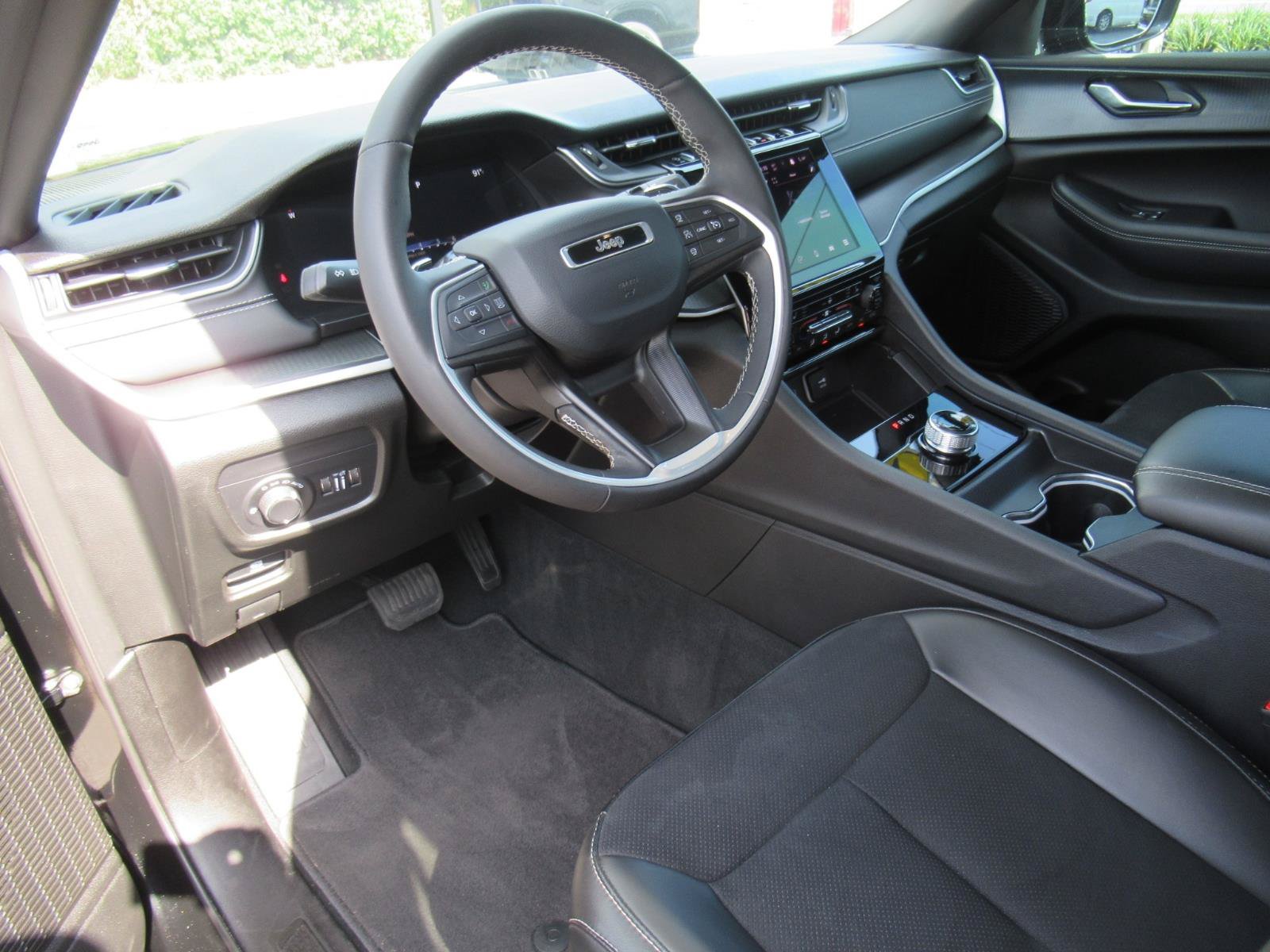 Used 2025 Jeep Grand Cherokee L Laredo RWD image 16
