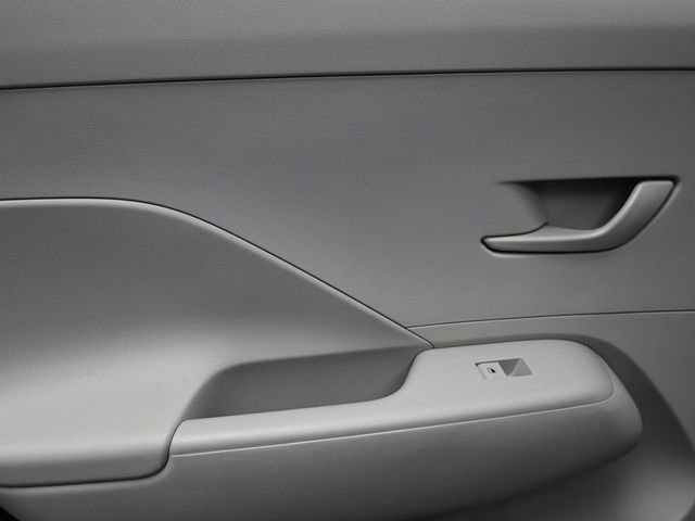 Used 2025 Hyundai Kona SE image 9