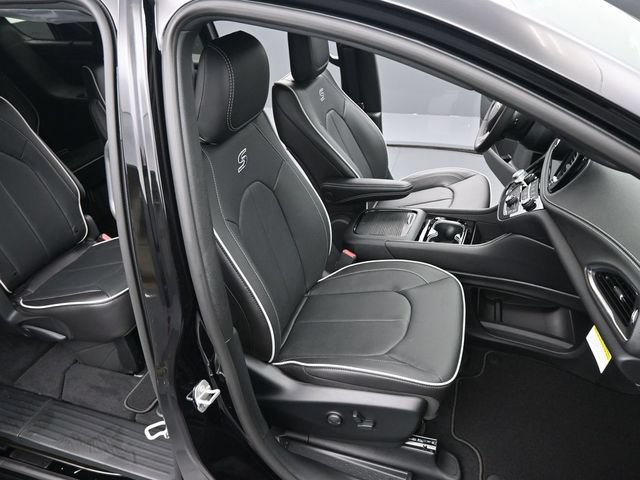 New 2025 Chrysler Pacifica Limited FWD image 19