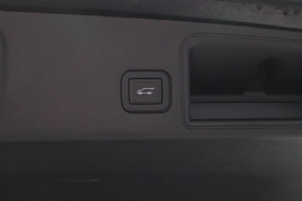 Used 2024 GMC Terrain SLT image 15