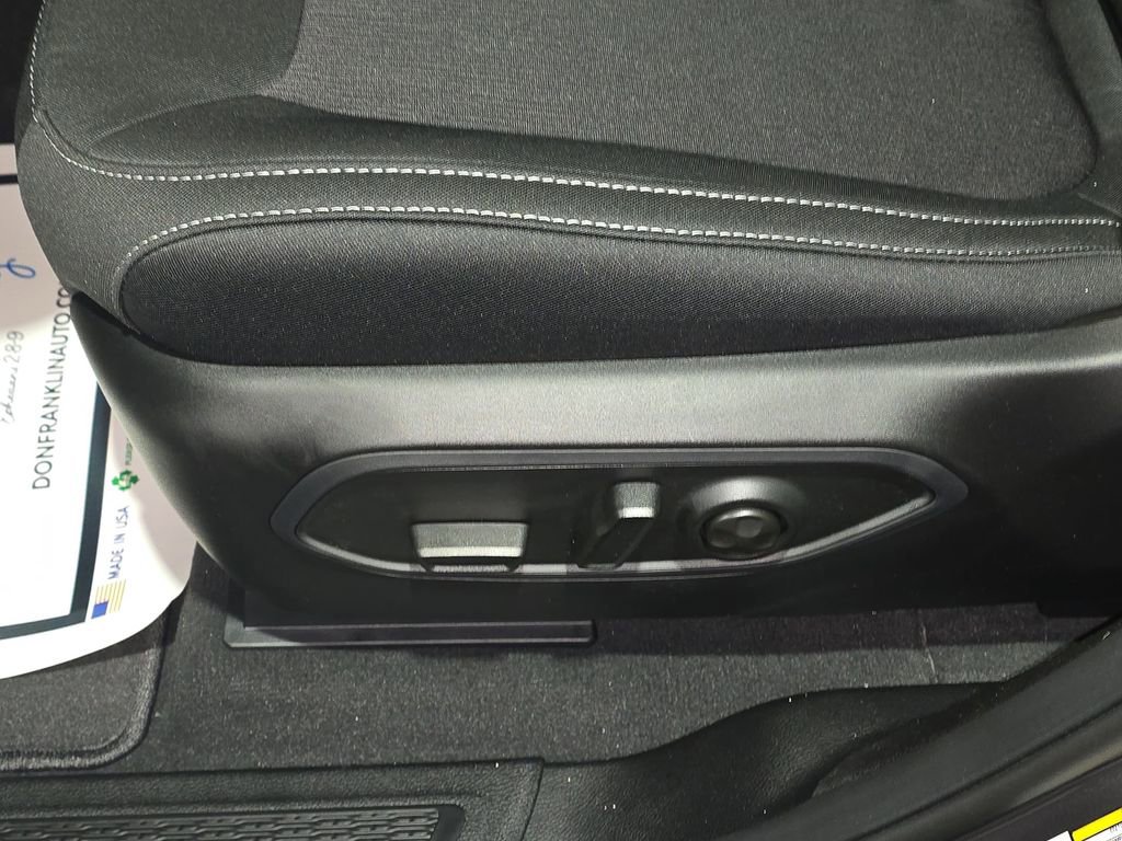 New 2025 Jeep Grand Cherokee L Laredo image 18