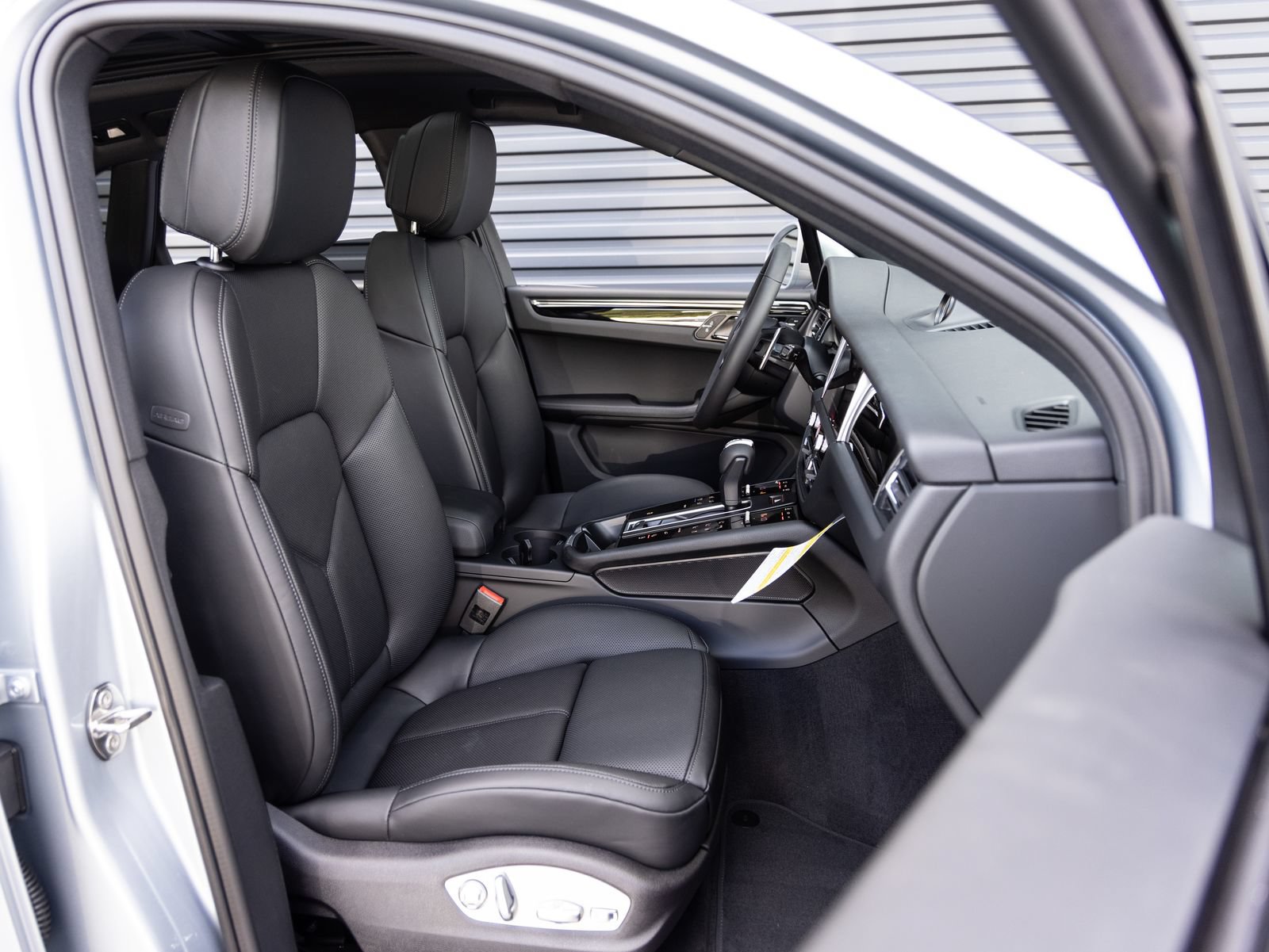 Certified 2026 Porsche Macan AWD/4WD image 33
