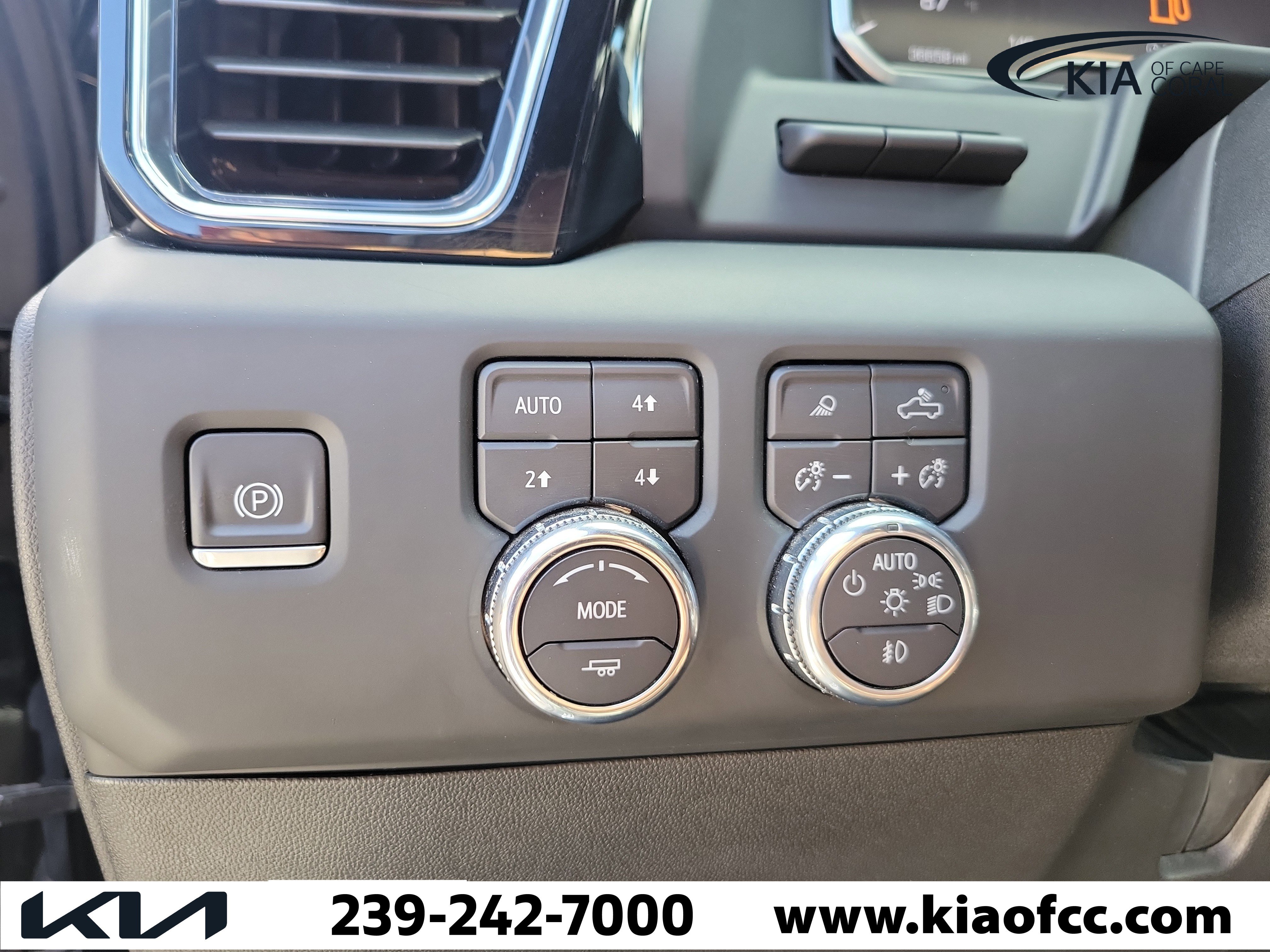 Used 2024 GMC Sierra 2500 Denali Ultimate w/ Snow Plow Prep/Camper Package AWD/4WD image 26
