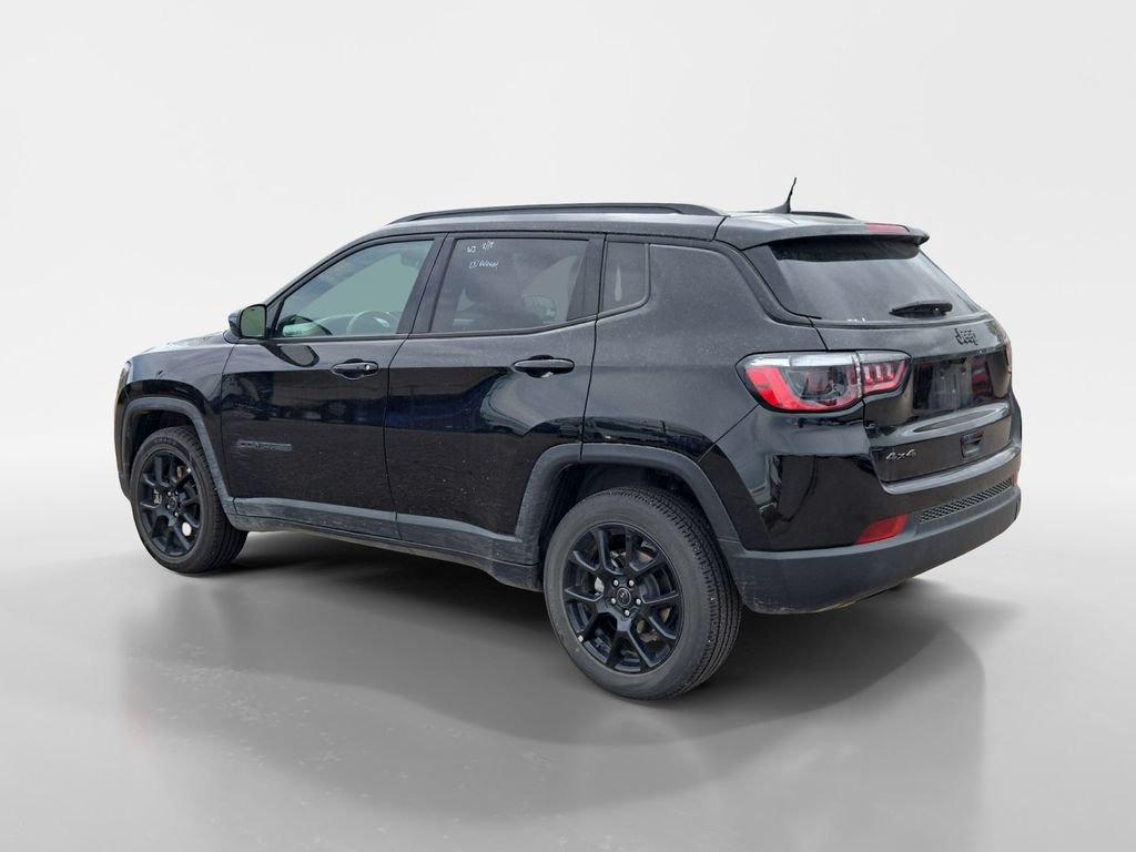Used 2025 Jeep Compass Latitude w/ Convenience Group AWD/4WD image 3