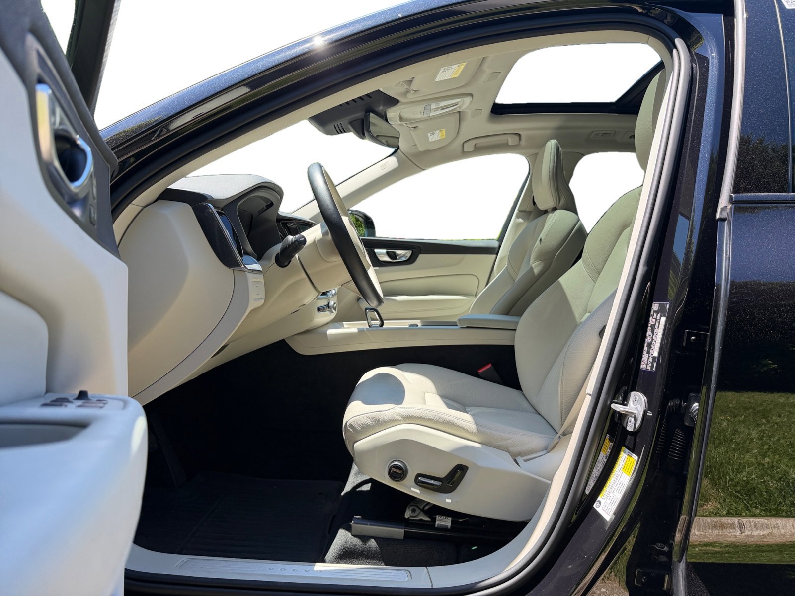 Used 2024 Volvo XC60 B5 Core AWD/4WD image 10