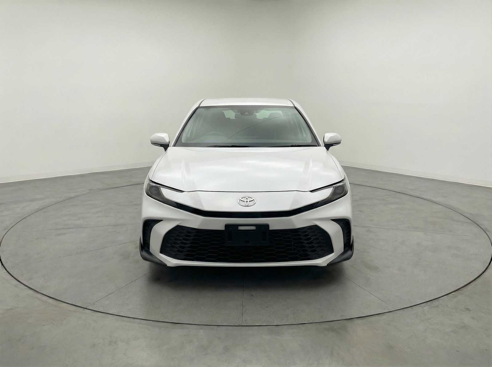 Used 2025 Toyota Camry SE image 2