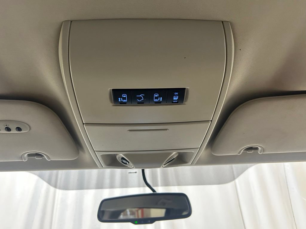 Used 2016 Chrysler Town & Country Touring FWD image 18