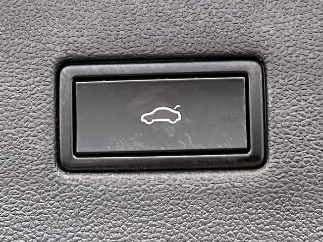 Used 2018 Volkswagen Tiguan SEL AWD/4WD image 13