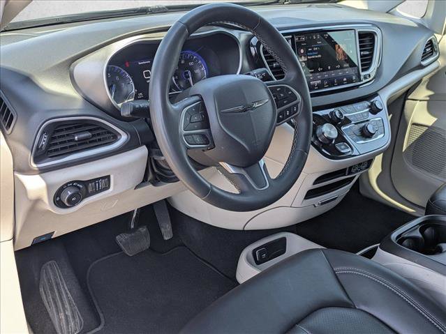 Used 2024 Chrysler Pacifica Touring-L FWD image 10