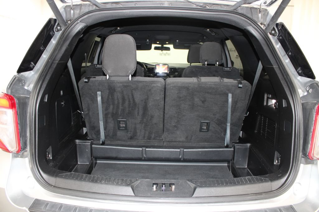Used 2020 Ford Explorer XLT w/ Comfort Package RWD image 28