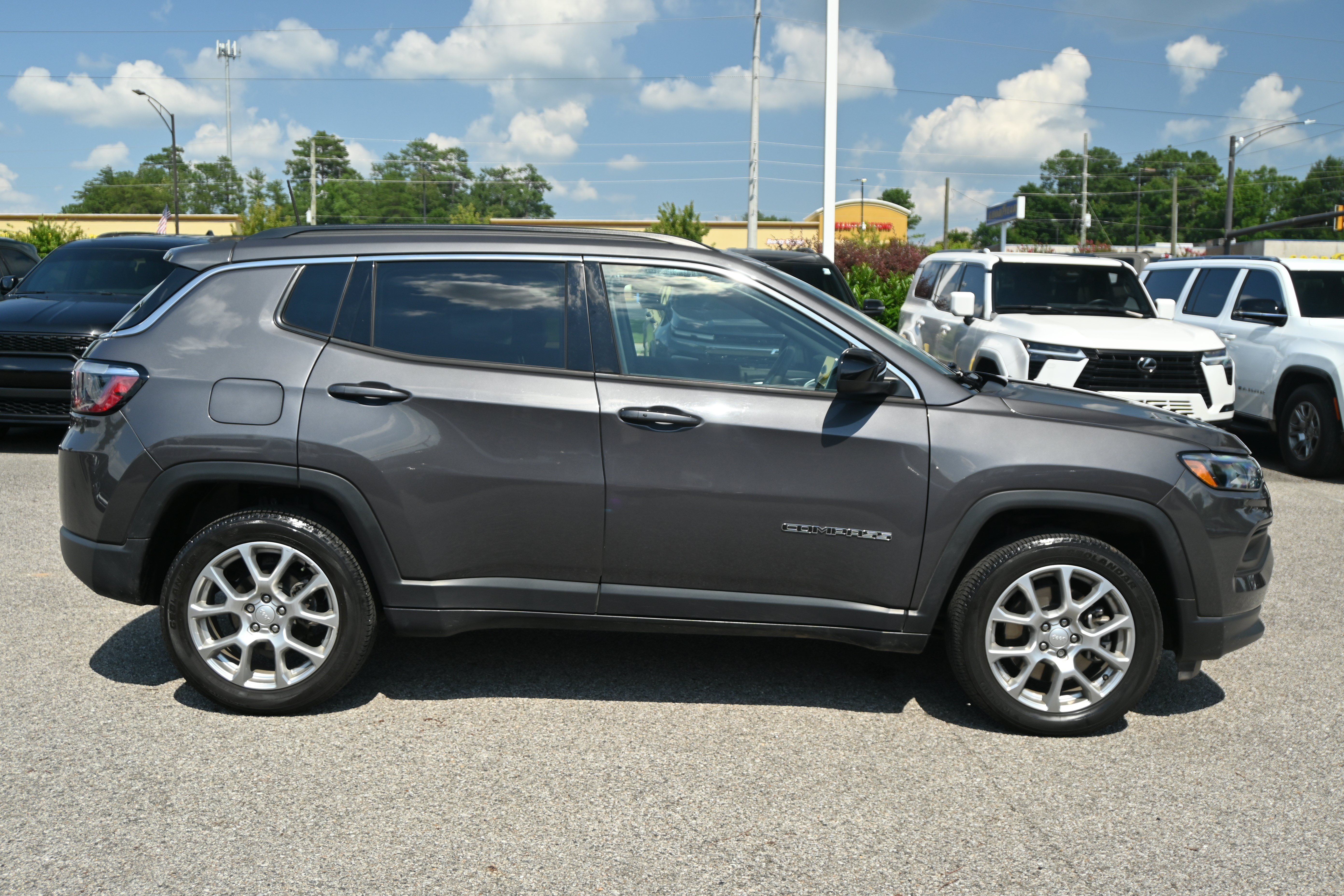 Used 2024 Jeep Compass Latitude AWD/4WD image 11