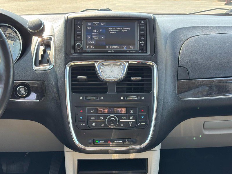 Used 2016 Chrysler Town & Country Touring-L image 14