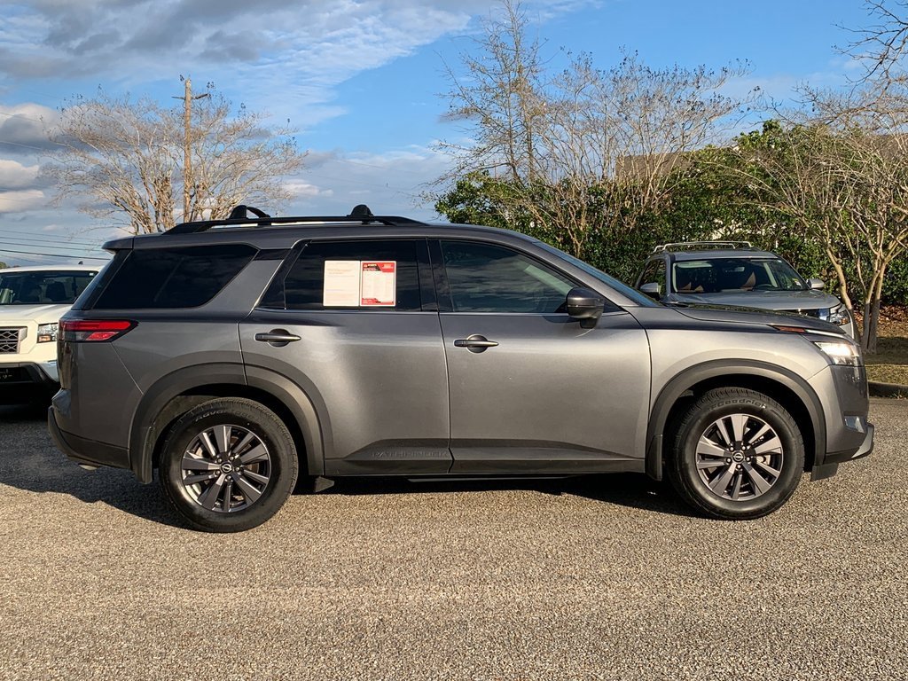 Used 2022 Nissan Pathfinder SV image 2