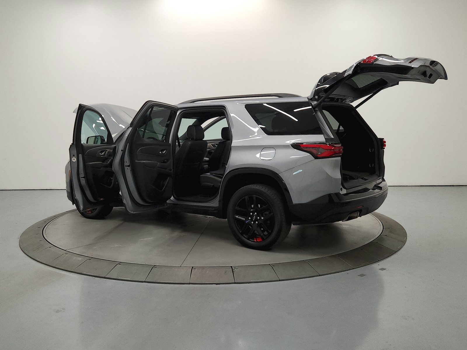 Used 2023 Chevrolet Traverse Premier w/ Redline Edition FWD image 14