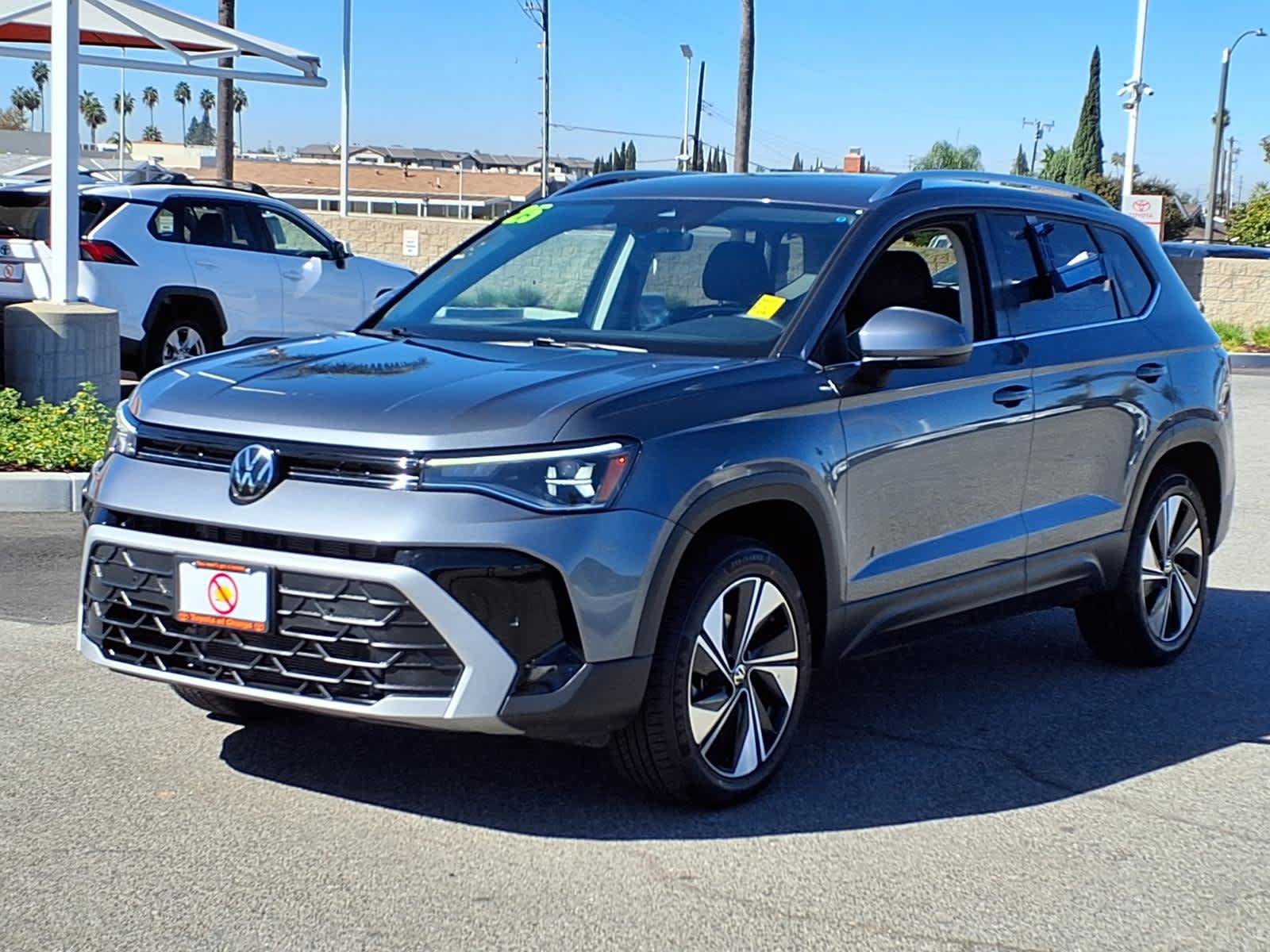Used 2025 Volkswagen Taos SE AWD/4WD image 3