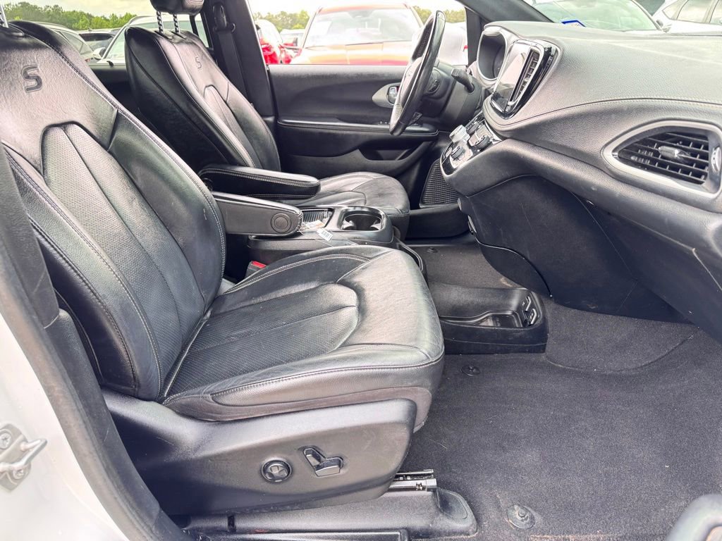 Used 2021 Chrysler Pacifica Touring-L w/ Premium & Safety Sphere Group FWD image 18
