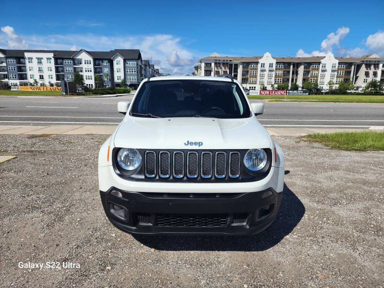 Used 2018 Jeep Renegade Latitude FWD image 3