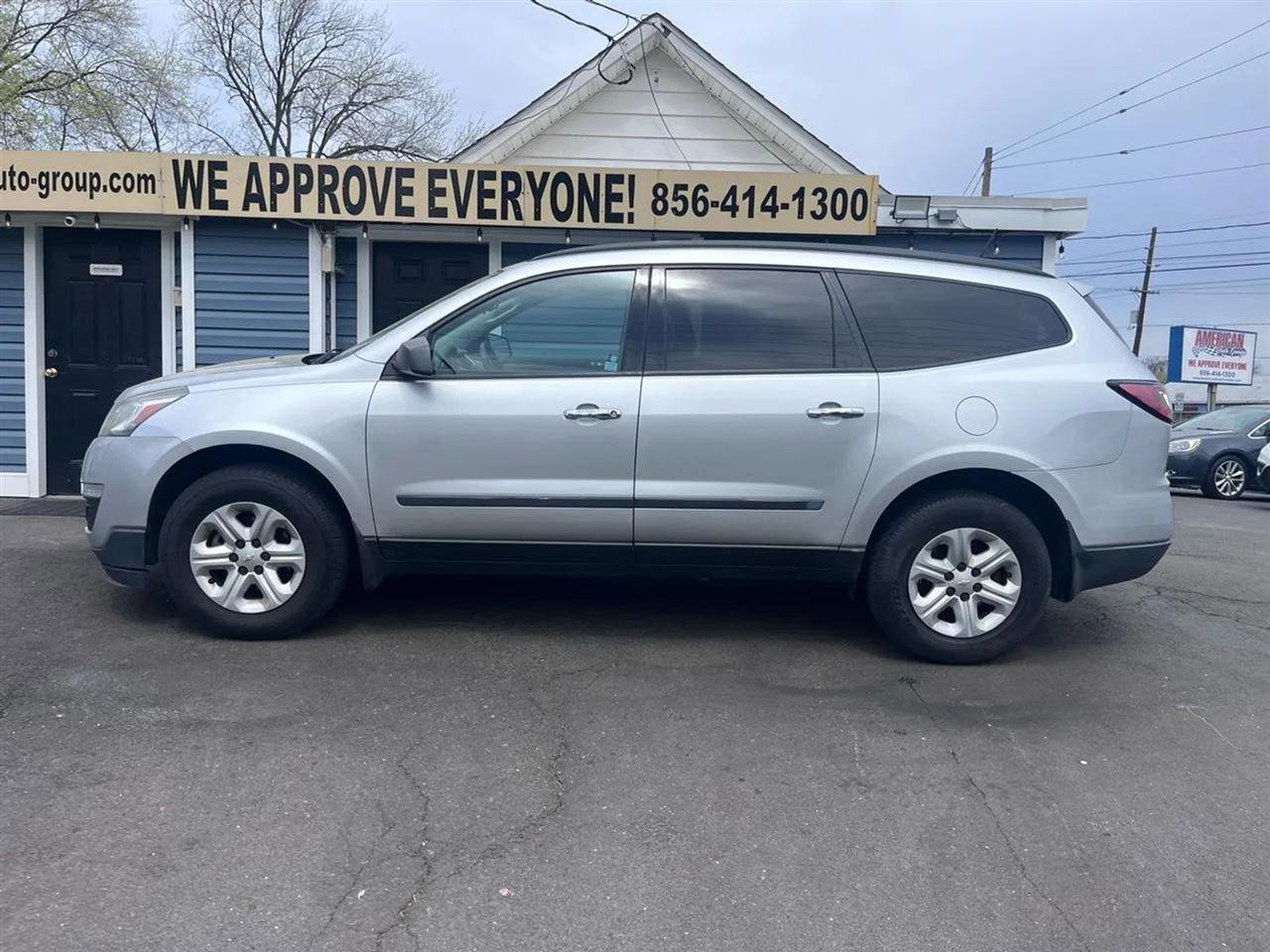 Used 2017 Chevrolet Traverse LS FWD image 3