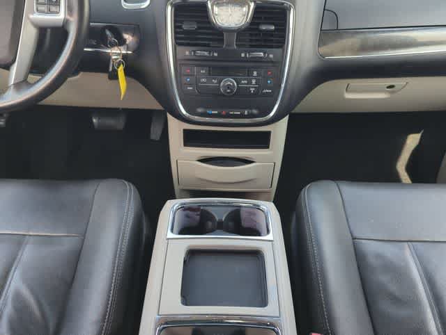 Used 2014 Chrysler Town & Country Touring FWD image 28
