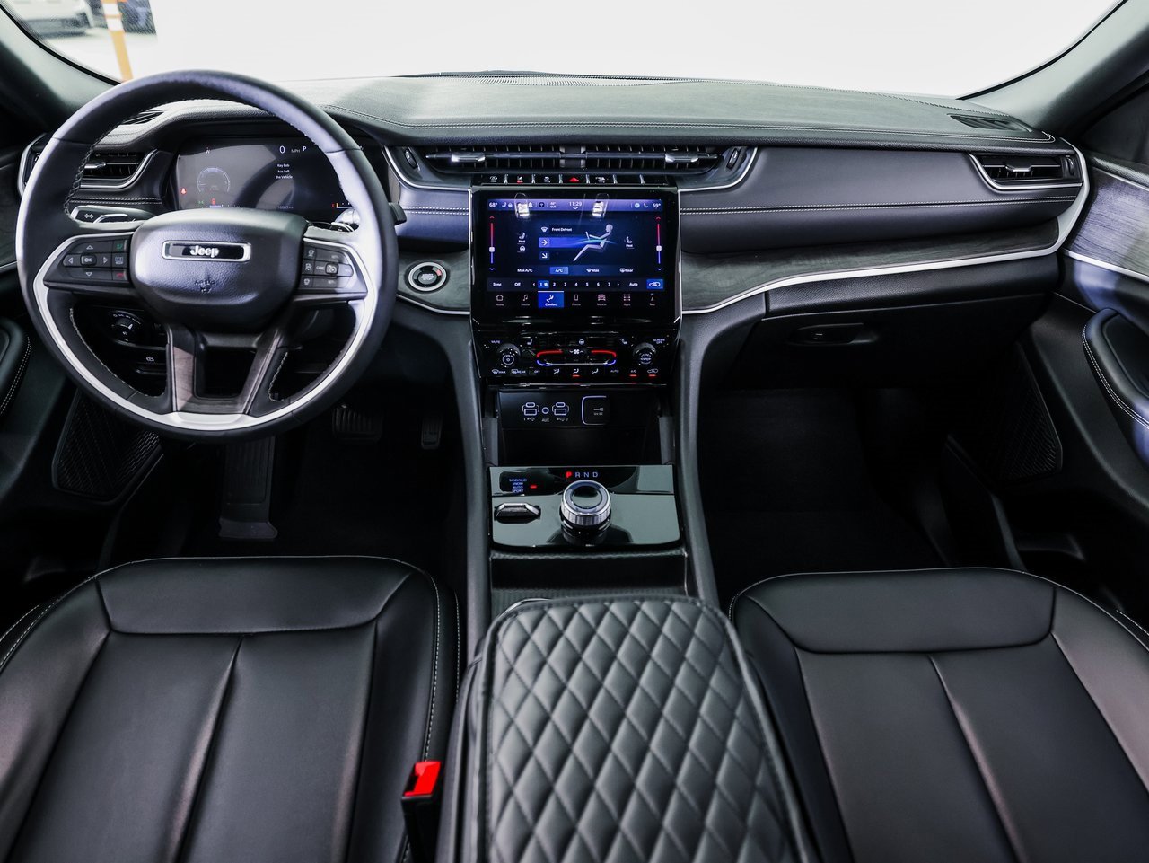 Used 2024 Jeep Grand Cherokee Limited w/ Black Appearance Package image 25