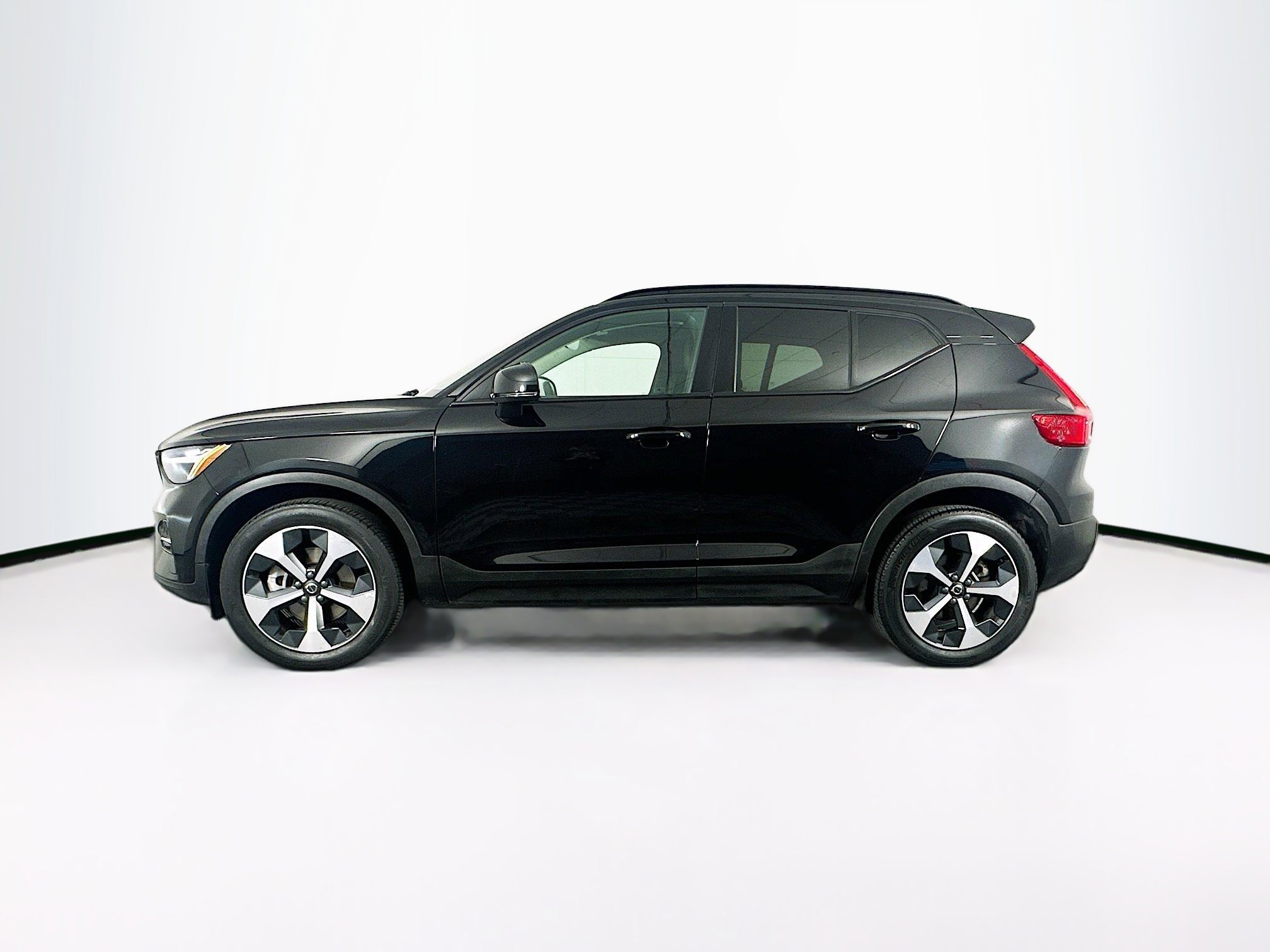 Used 2024 Volvo XC40 B5 Core image 4