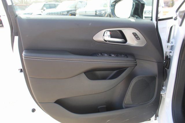 New 2026 Chrysler Pacifica Select image 8