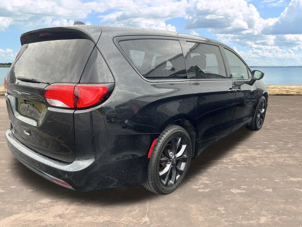 Used 2020 Chrysler Pacifica Touring w/ S Appearance Package FWD image 4