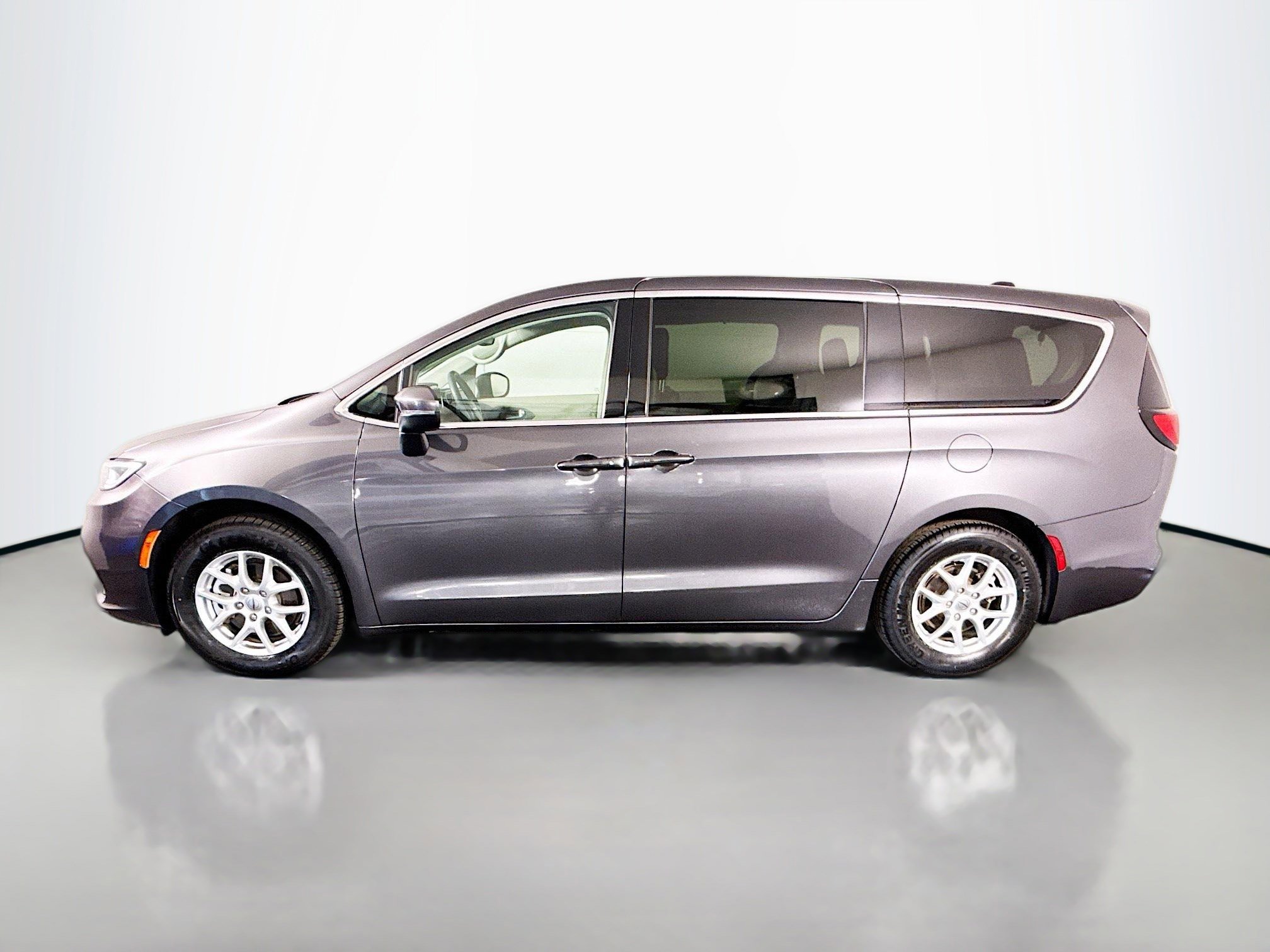 Used 2023 Chrysler Pacifica Touring-L image 6