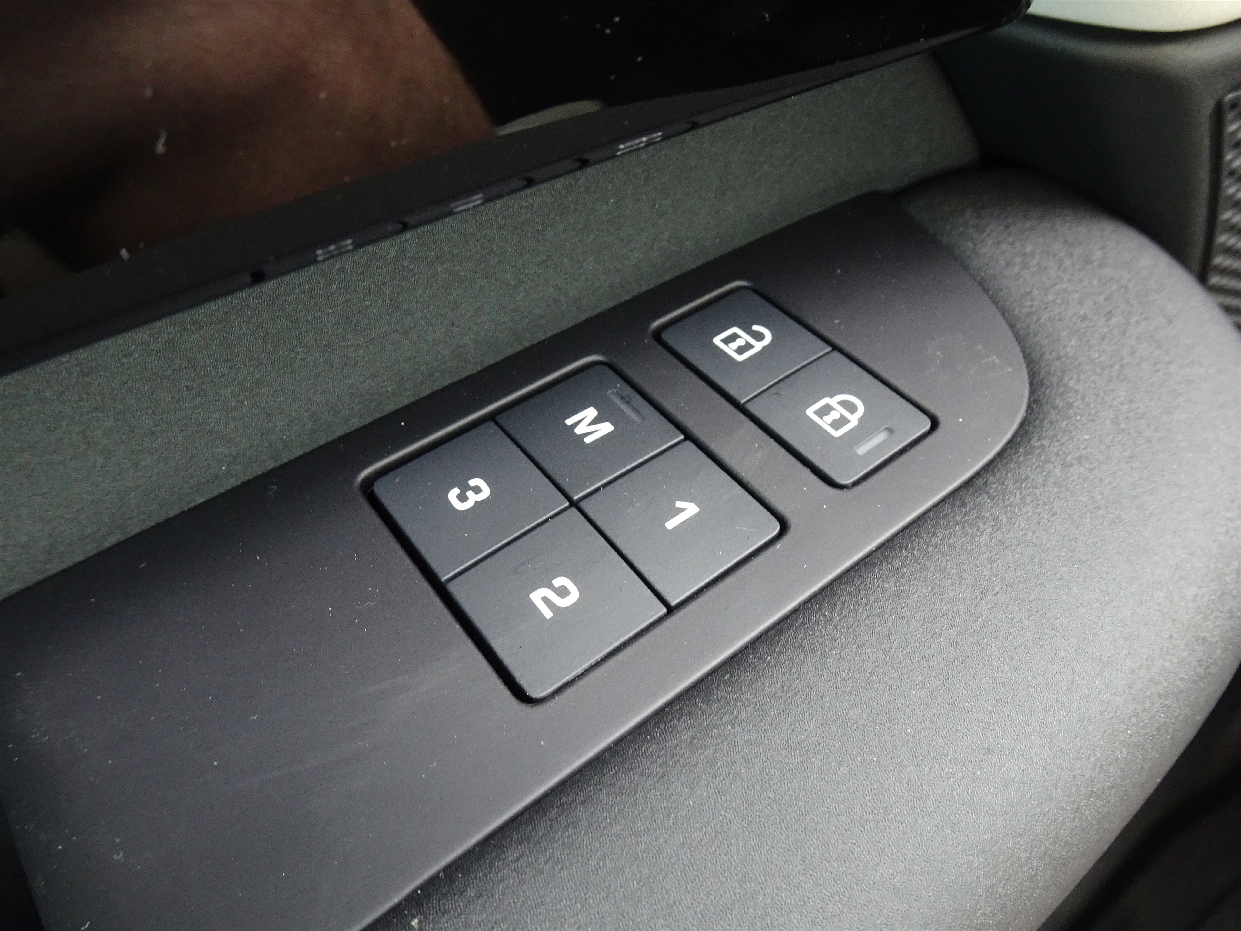 New 2025 Land Rover Discovery S image 31